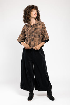 Paletot Paty tweed bouclette marron a.osher, porté ouvert sur un pantalon large noir, silhouette en pied