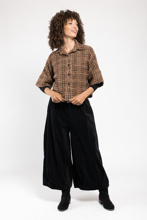 Paletot Paty tweed bouclette marron a.osher, porté ouvert sur un pantalon large noir, silhouette en pied