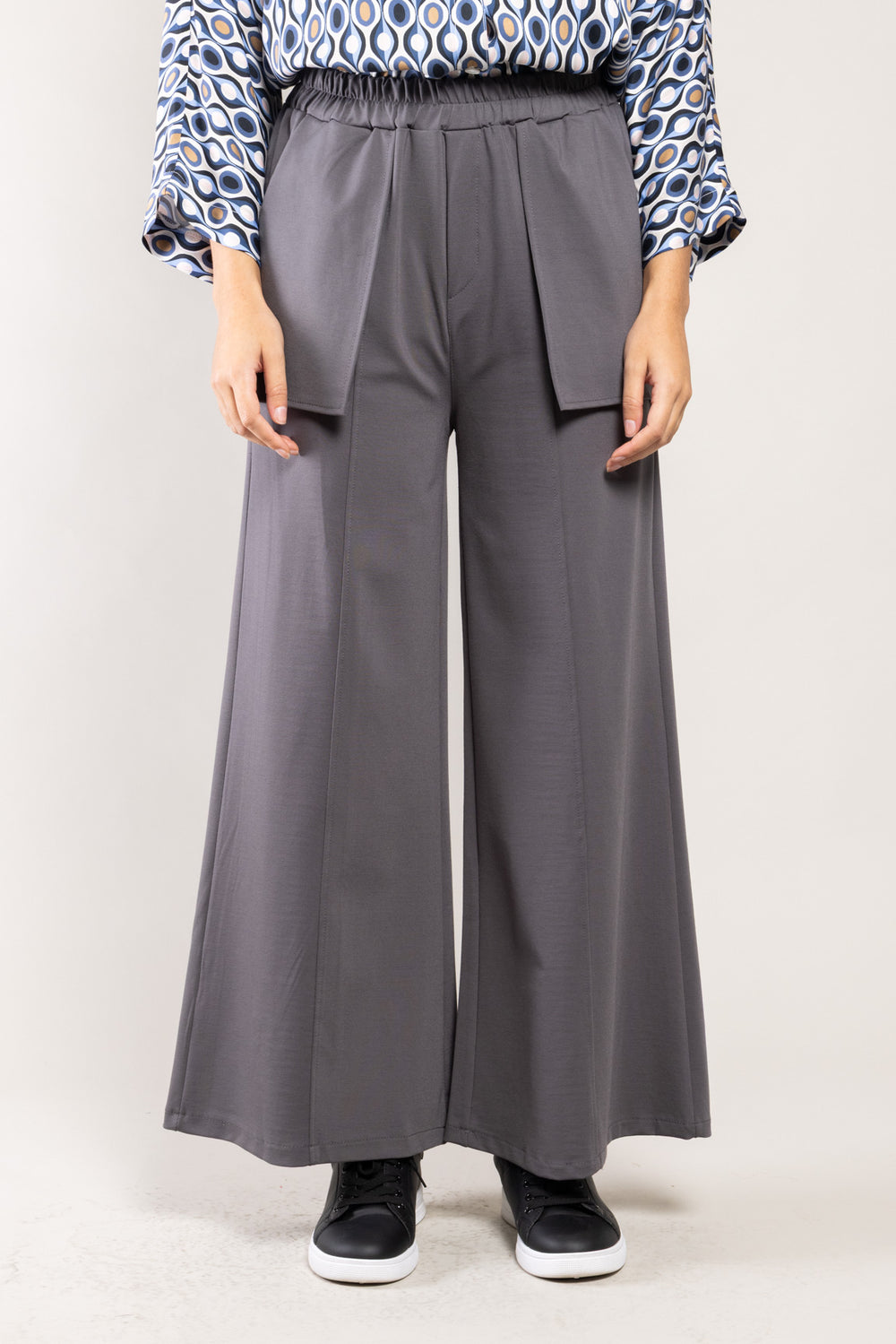Pantalon Balina Milano anthracite a.osher porté avec une blouse imprimée bleue, silhouette complète