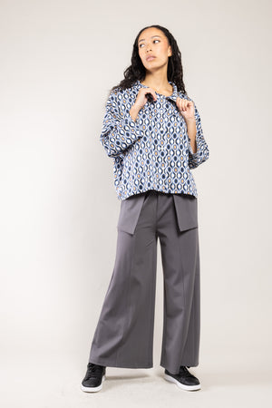 Pantalon Balina Milano anthracite a.osher porté avec une blouse imprimée bleue, silhouette complète