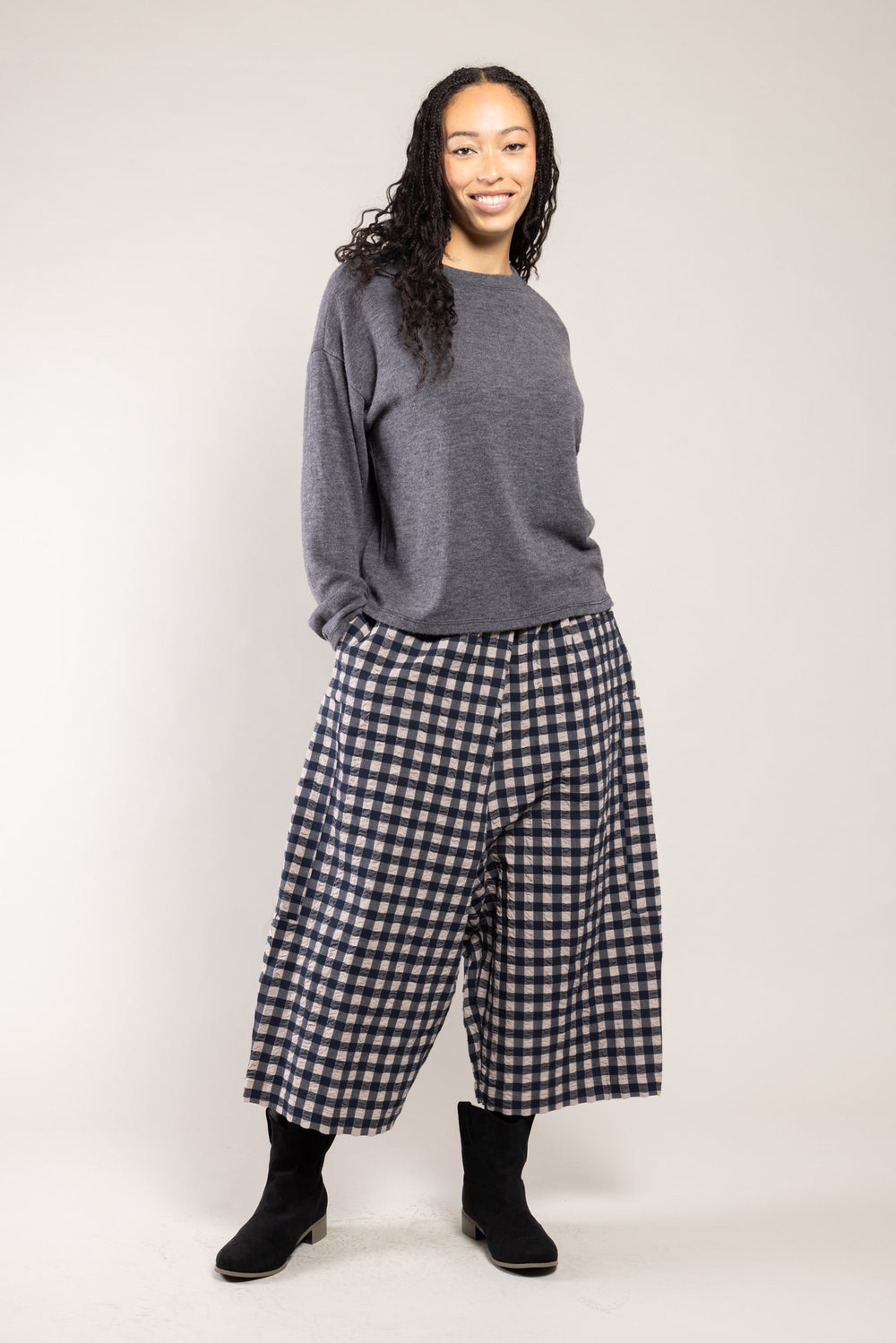Pantalon Capsy vichy crinkle marine a.osher porté avec un pull gris, silhouette complète