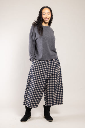 Pantalon Capsy vichy crinkle marine a.osher porté avec un pull gris, silhouette complète