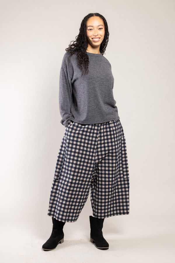 Pantalon Capsy vichy crinkle marine a.osher porté avec un pull gris, silhouette complète