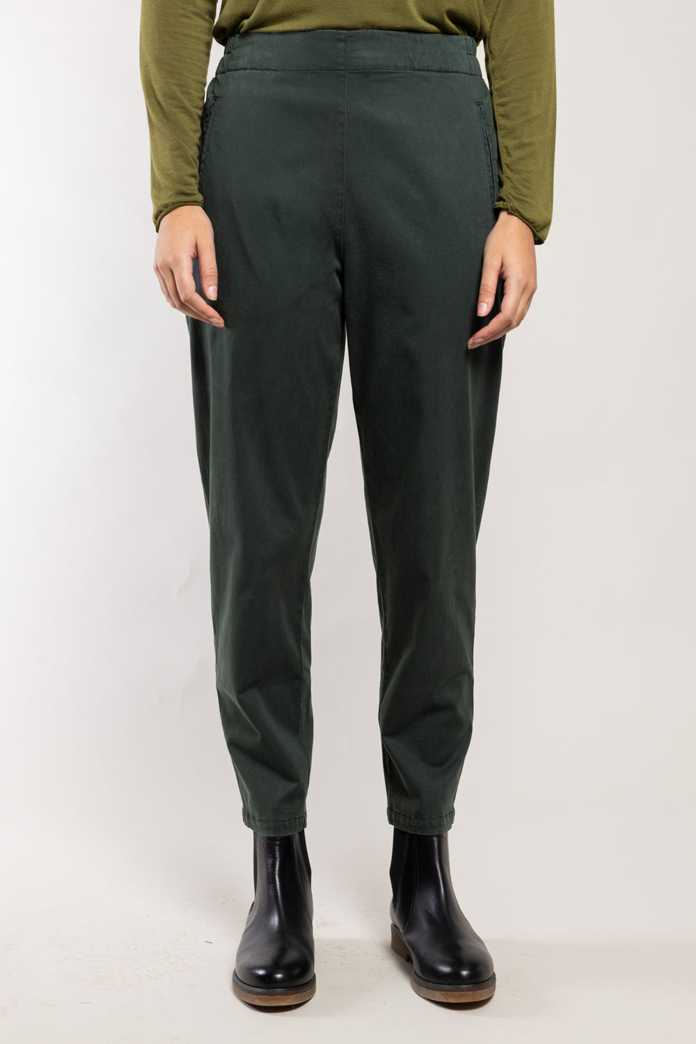 Pantalon Geishan Long Tencel émeraude Elemente Clemente, silhouette complète