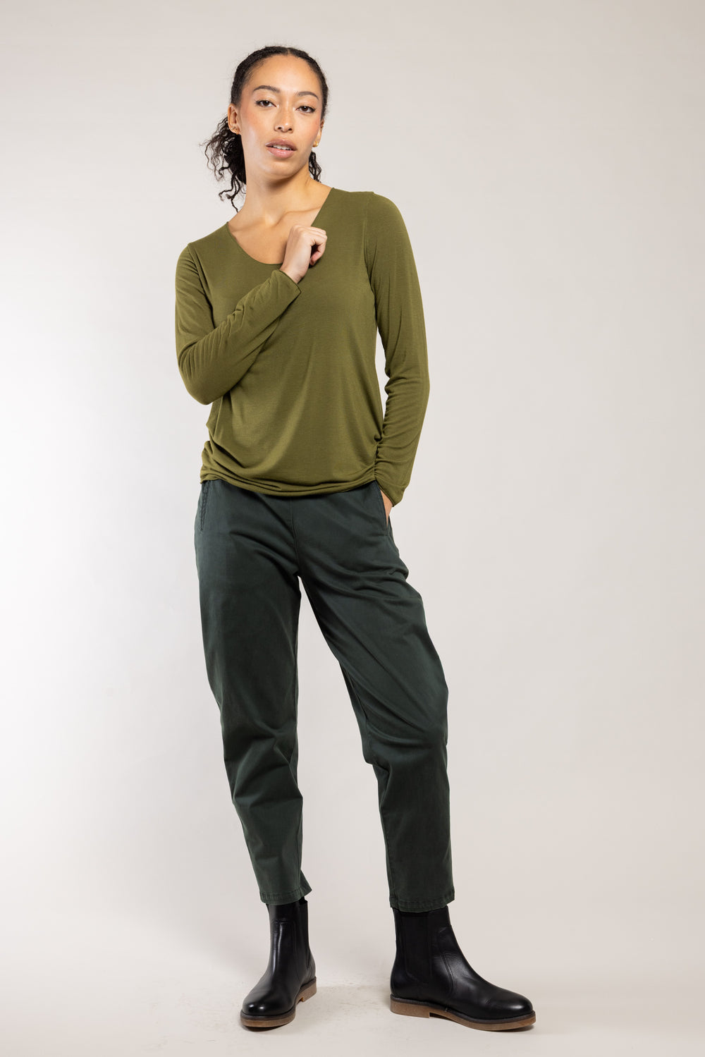 Pantalon Geishan Long Tencel émeraude Elemente Clemente, silhouette complète