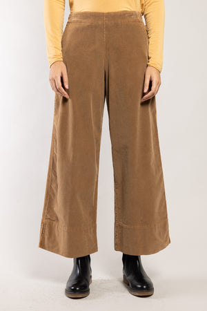 Pantalon Ido velours côtelé ambre Elemente Clemente, détail de la côte du velours