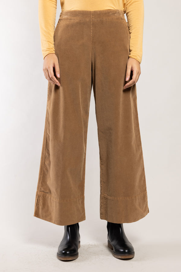Pantalon Ido velours côtelé ambre Elemente Clemente, détail de la côte du velours