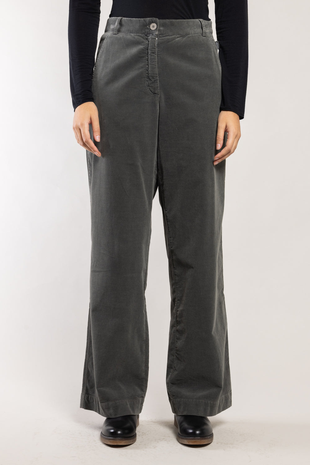 Pantalon Lomiza coton organique granit Elemente Clemente porté avec un top noir, silhouette complète