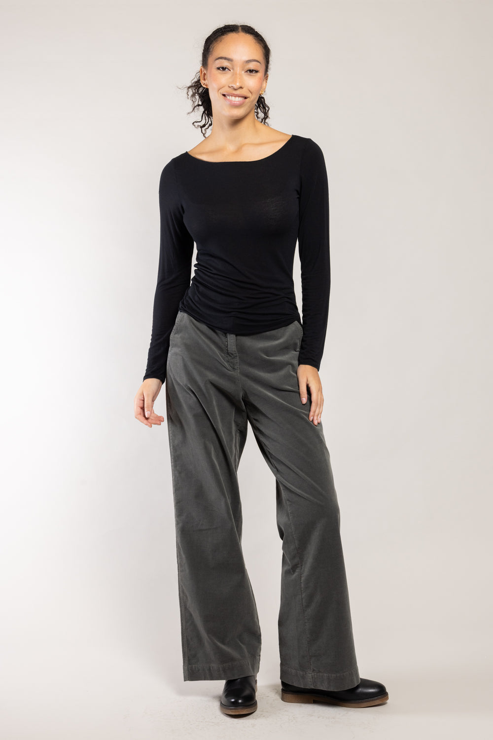 Pantalon Lomiza coton organique granit Elemente Clemente porté avec un top noir, silhouette complète