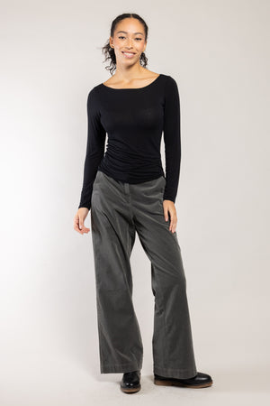 Pantalon Lomiza coton organique granit Elemente Clemente porté avec un top noir, silhouette complète