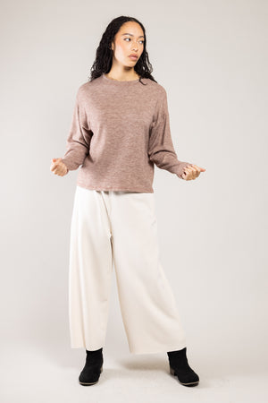 Pantalon Ponny Milano écru a.osher porté avec un pull chiné rosé, silhouette complète