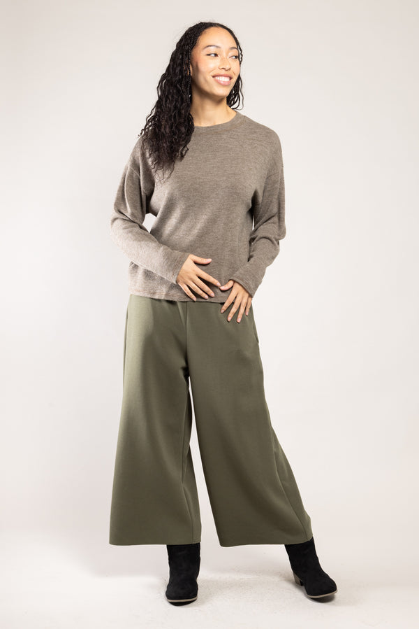 Pantalon Ponny Milano kaki a.osher porté avec un pull chiné, silhouette complète