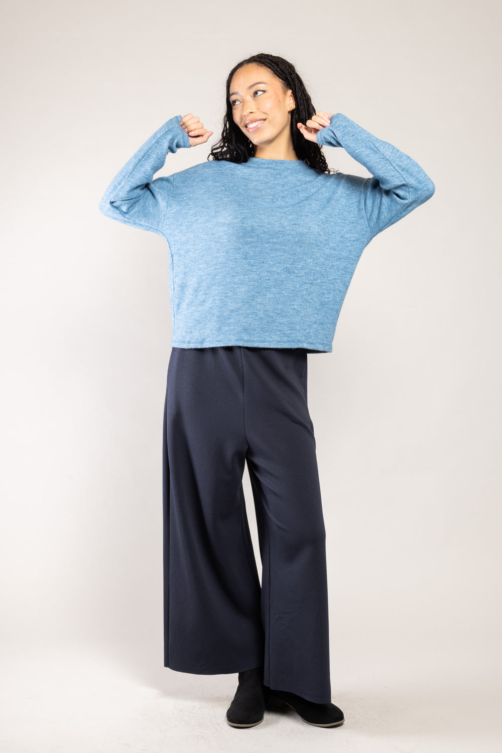 Pantalon Ponny Milano marine a.osher porté avec un pull bleu chiné, silhouette complète