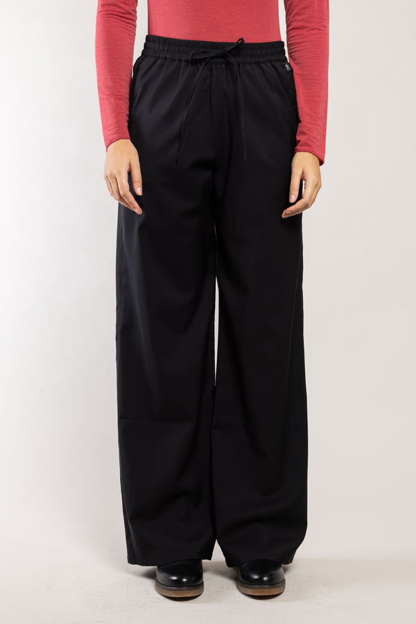 Pantalon Rundu laine écoresponsable noir Elemente Clemente, jambes larges vue de face
