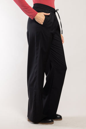 Pantalon Rundu laine écoresponsable noir Elemente Clemente, poche dans la couture et taille élastiquée