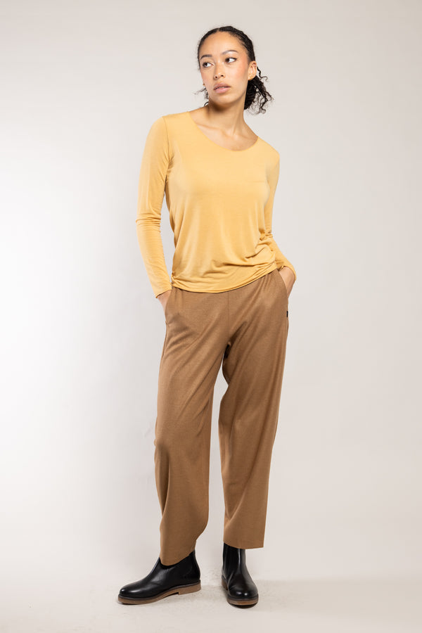 Pantalon Sipa laine écoresponsable ambre Elemente Clemente porté en total look avec le Top Diva