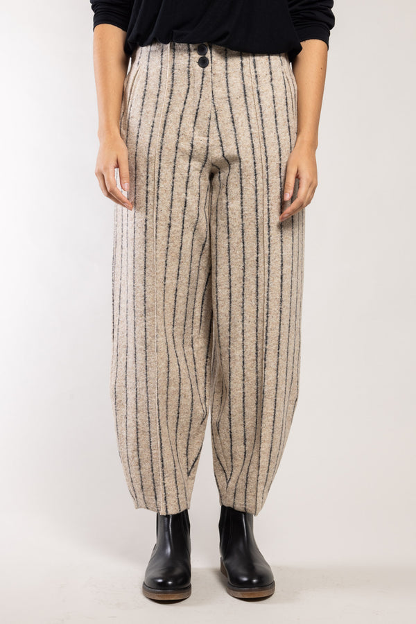 Pantalon Yolo laine bouclette beige à rayures banquier Elemente Clemente, forme barrel vue de face