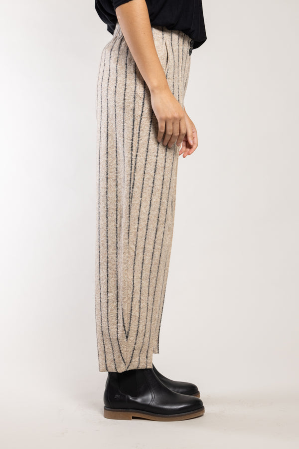 Pantalon Yolo laine bouclette beige Elemente Clemente, vue de profil jambes resserrées au bas