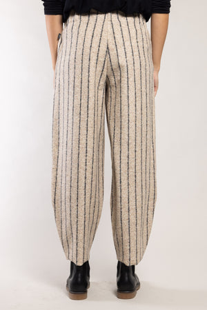 Pantalon Yolo laine bouclette beige Elemente Clemente, vue de dos fourche descendue
