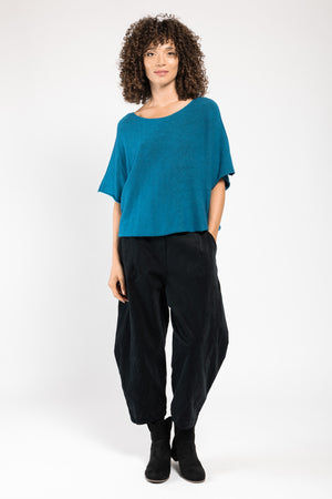 Pull Beli col V bleu La Sélection Stocks du Marais, porté sur un pantalon large noir, silhouette en pied