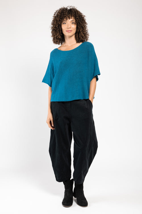 Pull Beli col V bleu La Sélection Stocks du Marais, porté sur un pantalon large noir, silhouette en pied