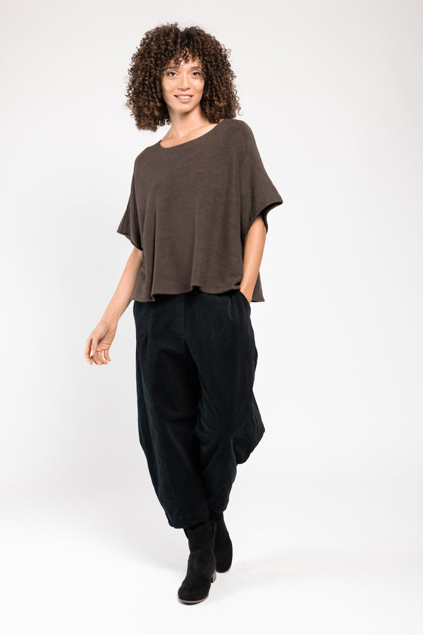 Pull Beli col V khaki La Sélection Stocks du Marais, porté sur un pantalon large noir, silhouette en pied