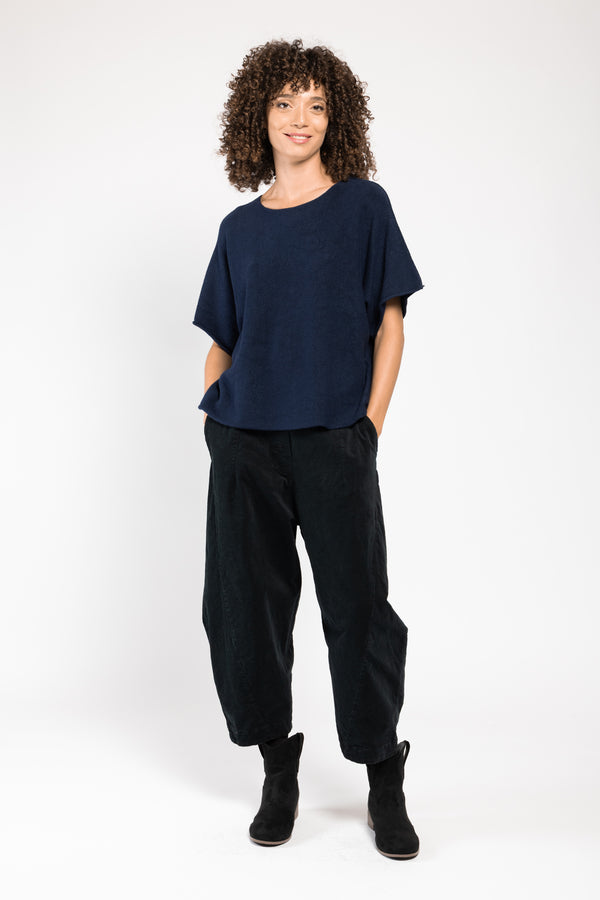 Pull Beli col V marine La Sélection Stocks du Marais, porté sur un pantalon large noir, silhouette en pied