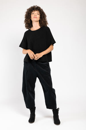 Pull Beli col V noir La Sélection Stocks du Marais, porté sur un pantalon large noir, silhouette en pied