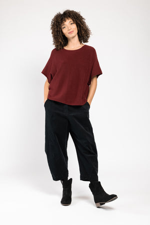 Pull Beli col V rouge La Sélection Stocks du Marais, porté sur un pantalon large noir, silhouette en pied