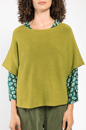 Pull Beli col V vert La Sélection Stocks du Marais, col V dégagé et maille fine, vue de face