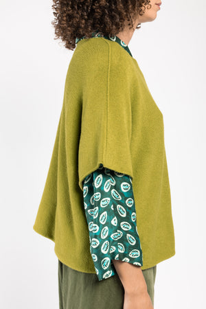 Pull Beli col V vert La Sélection Stocks du Marais, manche courte kimono et volume ample, vue de profil