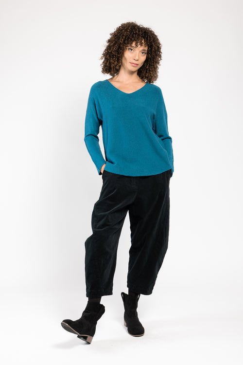 Pull Olivia col V bleu La Sélection Stocks du Marais, porté sur un pantalon large noir, silhouette en pied