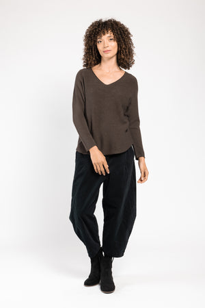 Pull Olivia col V khaki La Sélection Stocks du Marais, porté sur un pantalon large noir, silhouette en pied