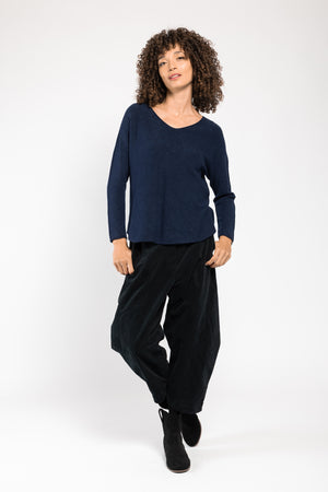 Pull Olivia col V marine La Sélection Stocks du Marais, porté sur un pantalon large noir, silhouette en pied
