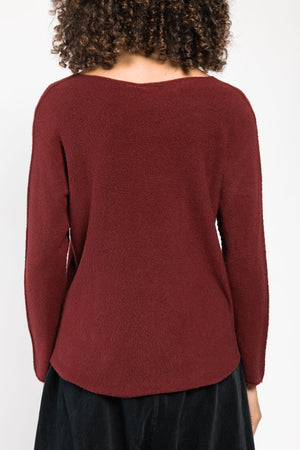 Pull Olivia col V rouge La Sélection Stocks du Marais, dos et base arrondie, vue de dos