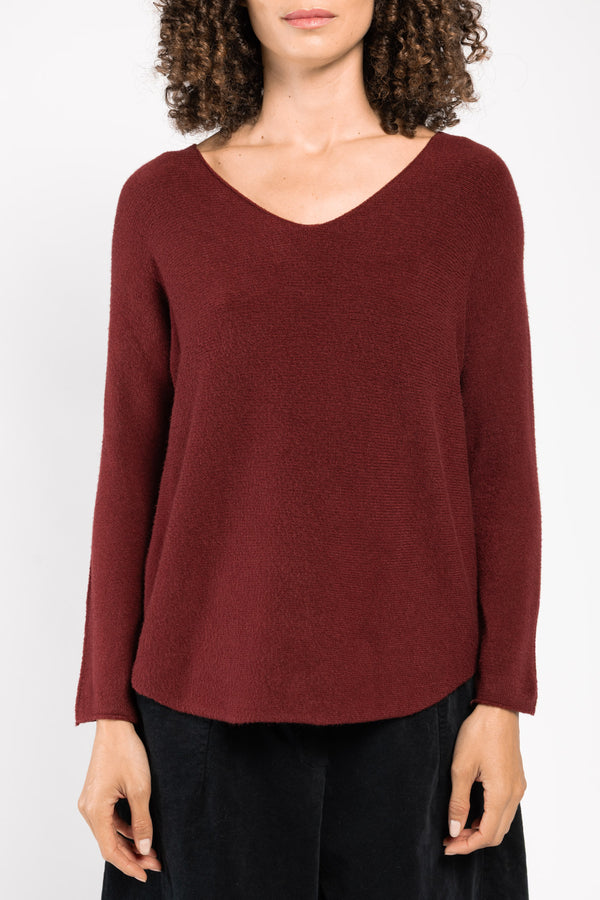 Pull Olivia col V rouge La Sélection Stocks du Marais, col V souple et maille fine, vue de face