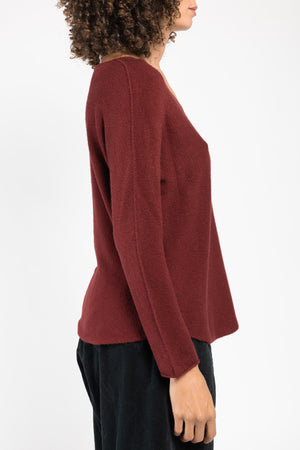 Pull Olivia col V rouge La Sélection Stocks du Marais, manche longue et coupe droite, vue de profil