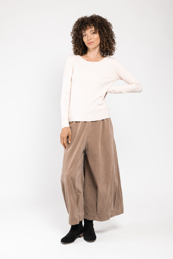 Top Anatol maille côtelée blanc La Sélection Stocks du Marais, porté avec un pantalon ballon beige, silhouette en pied