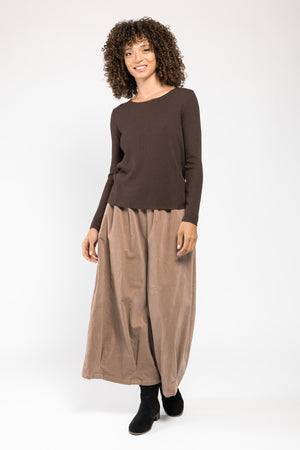 Top Anatol maille côtelée marron La Sélection Stocks du Marais, porté avec un pantalon ballon beige, silhouette en pied