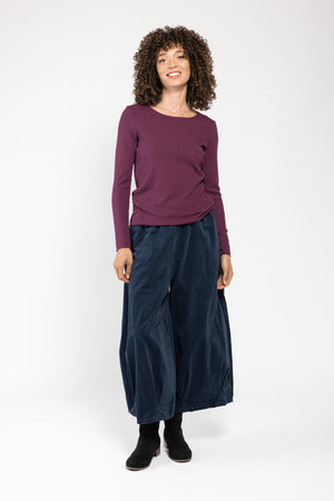Top Anatol maille côtelée noir La Sélection Stocks du Marais, porté avec un pantalon ballon beige, silhouette en pied