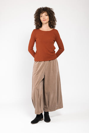 Top Anatol maille côtelée orange La Sélection Stocks du Marais, porté avec un pantalon ballon beige, silhouette en pied