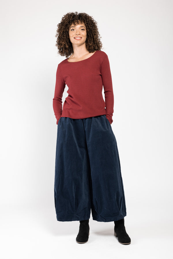 Top Anatol maille côtelée rouge La Sélection Stocks du Marais, porté avec un pantalon ballon marine, silhouette en pied