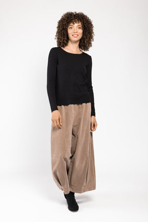 Top Anatol maille côtelée violet La Sélection Stocks du Marais, porté avec un pantalon ballon marine, silhouette en pied