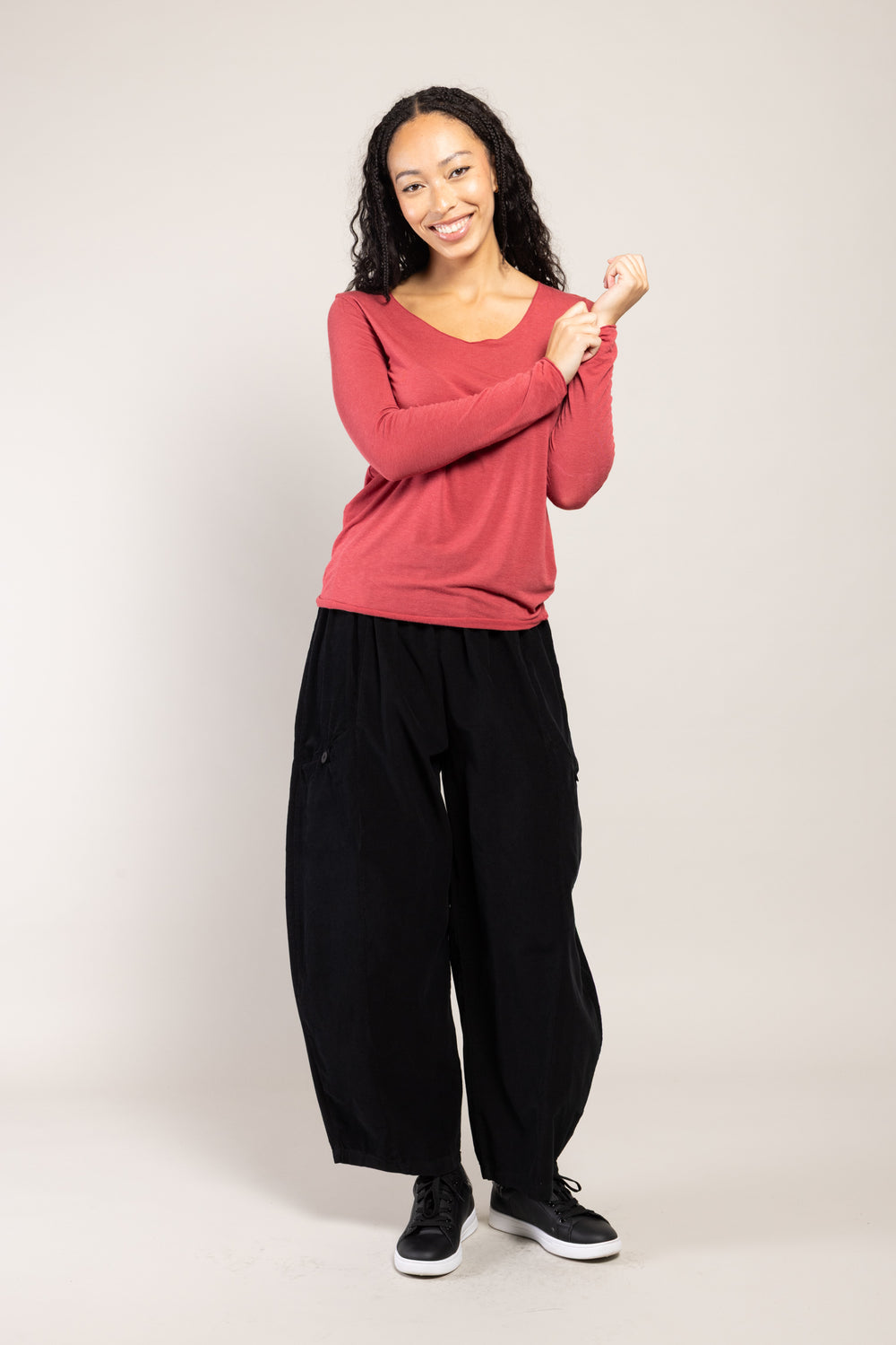 Top Calisto rouge brique La Sélection Stocks du Marais, encolure large, porté avec un pantalon boule noir