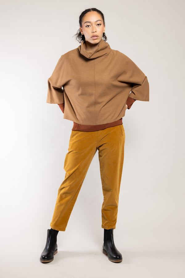 Top Dari laine écoresponsable ambre Elemente Clemente porté avec le pantalon Sipa