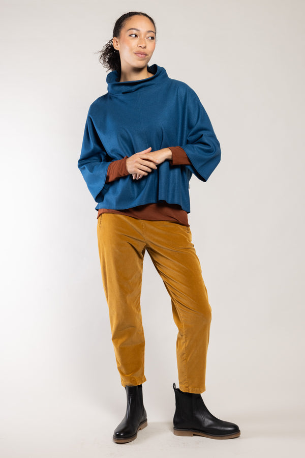 Top Dari laine écoresponsable bleu pétrole Elemente Clemente porté avec le pantalon Geishan doré