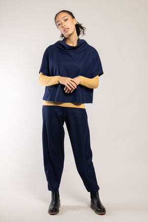 Top Diva laine écoresponsable saphir Elemente Clemente porté avec le pantalon Sipa assorti
