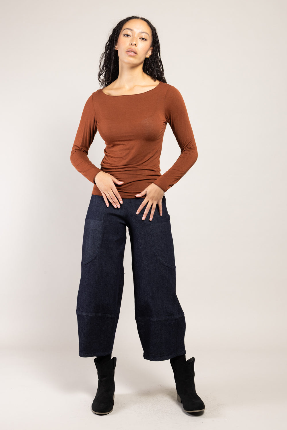 Top Elody brun La Sélection Stocks du Marais, encolure bateau, porté avec un pantalon en denim large