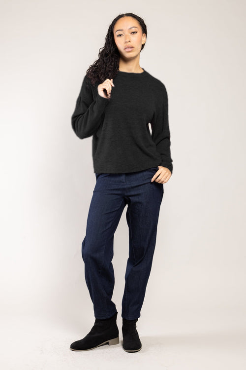 Top Nessy maille chinée noir a.osher, col rond et coupe droite, porté avec un pantalon marine