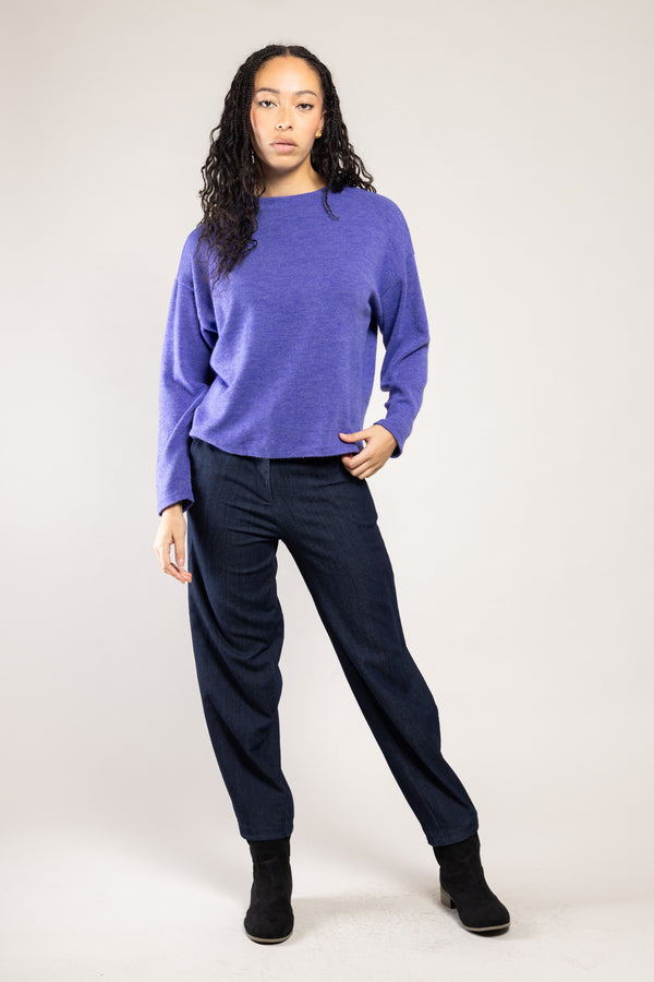 Top Nessy maille chinée violet a.osher, silhouette complète avec un pantalon marine